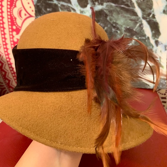 Vintage Italian velvet hat with feathers - Picture 3 of 4